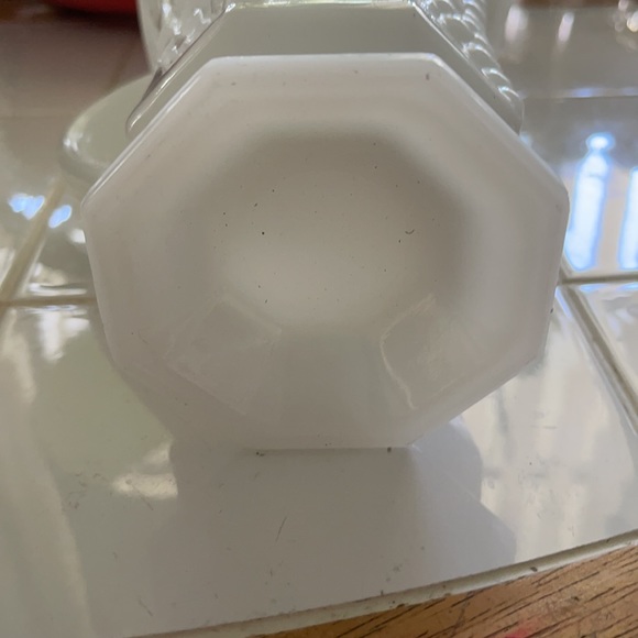 Beautiful milk glass pitcher - Picture 4 of 4